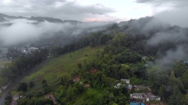 Usambara Dağları 'ndaki Bulutlu Sisli Lushoto köyünden Hava Aracı Uçuşu. Tanga Eyaleti, Tanzanya, Afrika 'da Uzak Bir Yer
