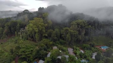 Usambara Dağları 'ndaki Bulutlu Sisli Lushoto köyünden Hava Aracı Uçuşu. Tanga Eyaleti, Tanzanya, Afrika 'da Uzak Bir Yer