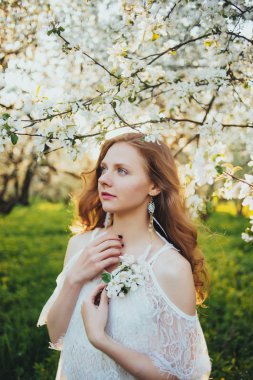  Bir kız bir elma bahçesi