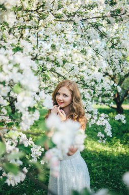  Bir kız bir elma bahçesi