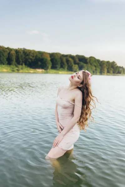 Mädchen im Wasser — Stockfoto