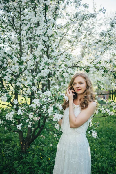  Bir kız bir elma bahçesi