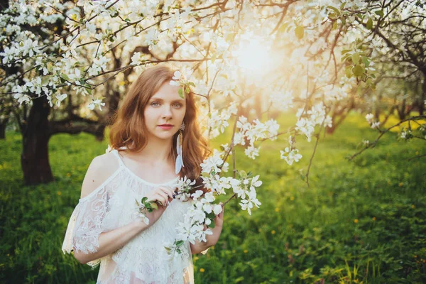  Bir kız bir elma bahçesi