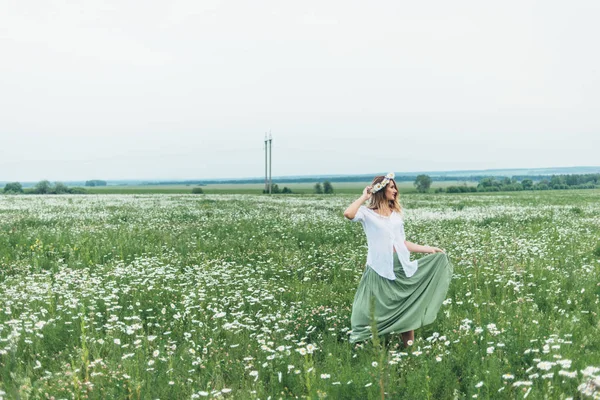 Uma menina em um campo de camomilas — Fotografia de Stock