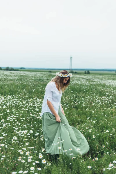 Девушка в поле ромашки — стоковое фото