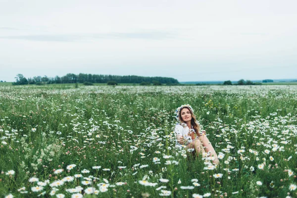 A girl in a field of chamomiles — Stock Photo, Image