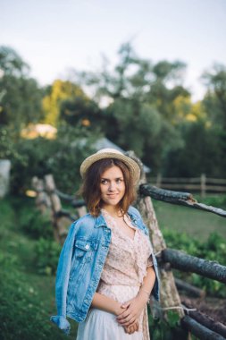  Köyde şapkalı kız