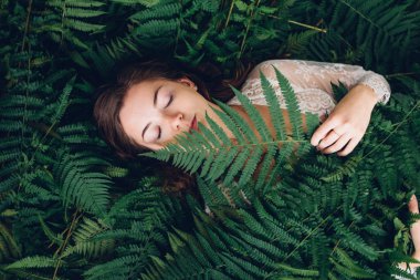 Fern ile Kızıl saçlı kız