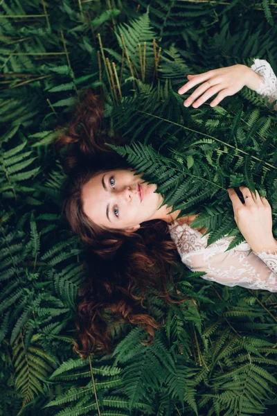 Fern ile Kızıl saçlı kız