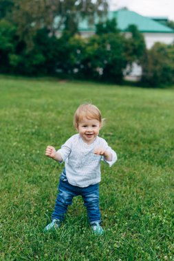 Anne oğluyla yürüyüşe