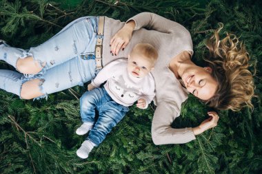 Anne ve kızı üzerinde Noel ağaçları yalan söylüyorsun