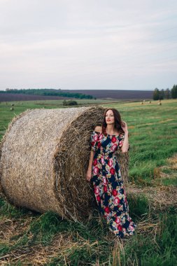 Yaz yığın elbiseli kız