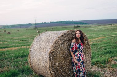 Yaz yığın elbiseli kız