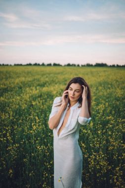 Kız alanında günbatımında yürüyüş