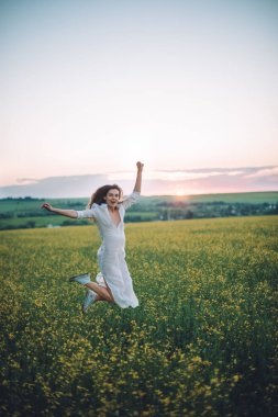 Kız alanında günbatımında yürüyüş