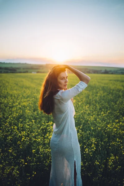 Girl walking in the field at sunset — Stock Photo, Image