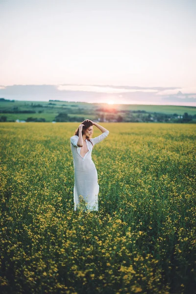 Kız alanında günbatımında yürüyüş