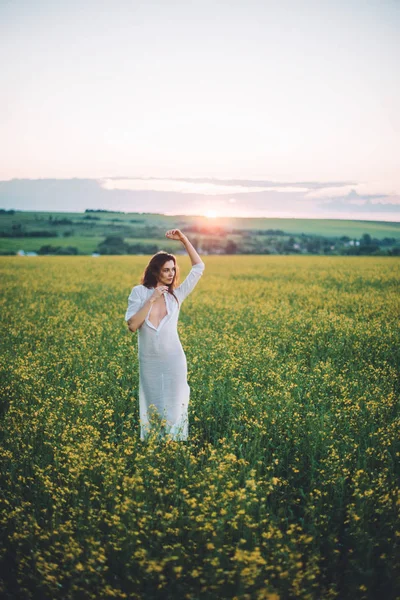 Menina andando no campo ao pôr do sol — Fotografia de Stock