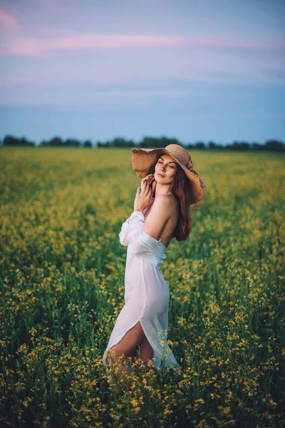 Girl walking in the field at sunset — Stock Photo, Image