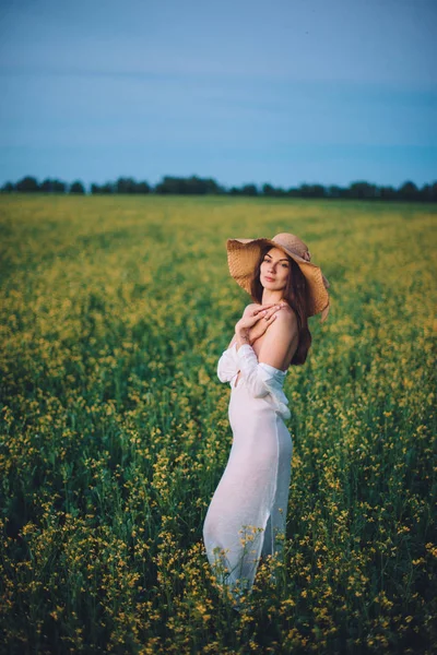 Mädchen bei Sonnenuntergang auf dem Feld — Stockfoto