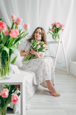 Kırmızı laleli kız