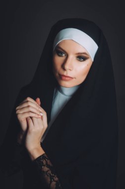 Bir rahibe görüntüdeki bir kız