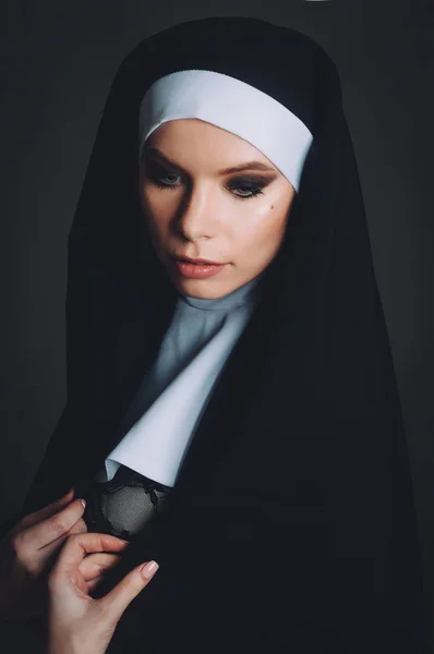 Weißes mädchen aus muslimischen mann