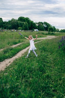 Çocuk çalışır ve bir yol alanında atlar