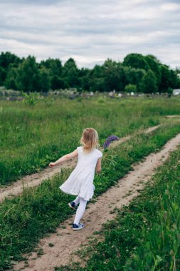 Çocuk çalışır ve bir yol alanında atlar