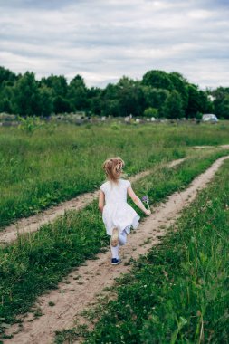 Çocuk çalışır ve bir yol alanında atlar