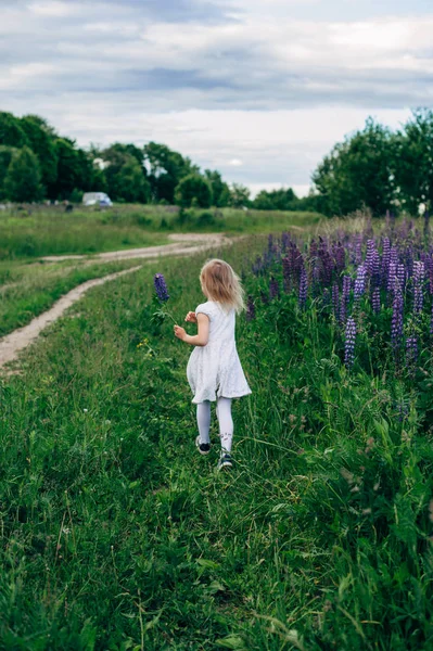 Çocuk çalışır ve bir yol alanında atlar