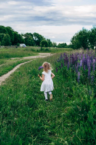 Çocuk çalışır ve bir yol alanında atlar