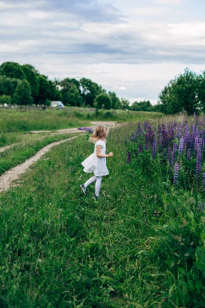 Çocuk çalışır ve bir yol alanında atlar