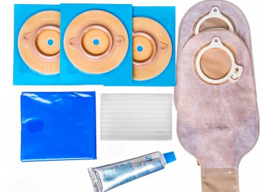 Diskler ve ileostomi torbaları.