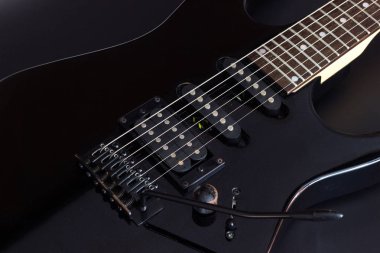 Siyah elektro gitar.