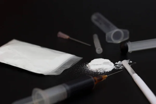 Fake Heroin or diacetylmorphine bag and syringes placed side by side. — Stock Photo, Image