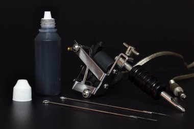 Mürekkep karanlıkta dövme dövme makineleri ve şişeler.