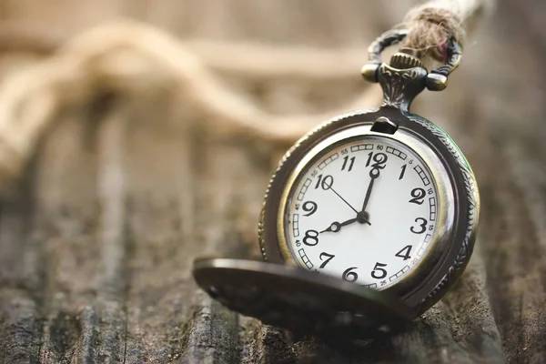 Eski saat saat 8,00 eski ilkbahar sabah güneş ahşap yer.