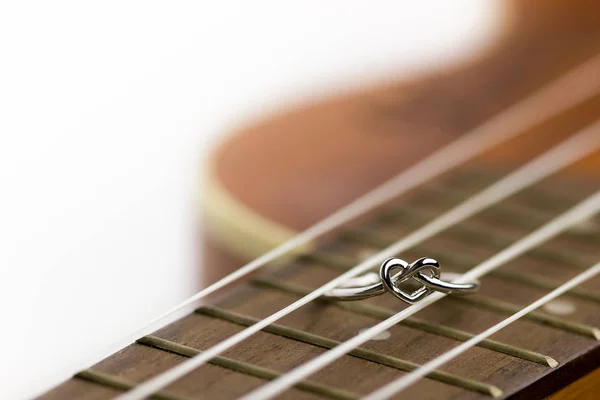 Anillo Forma Corazón Tendido Cuerda Ukelele Concepto Amante Los Músicos — Foto de Stock