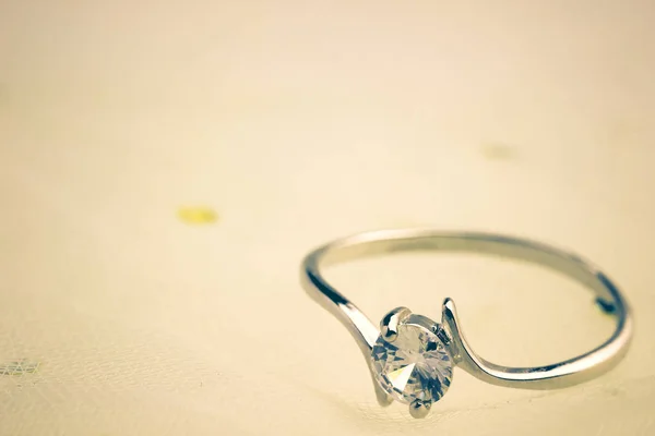 Anéis Diamante Falsos São Colocados Vestido Noiva Branco Conceito Amor — Fotografia de Stock