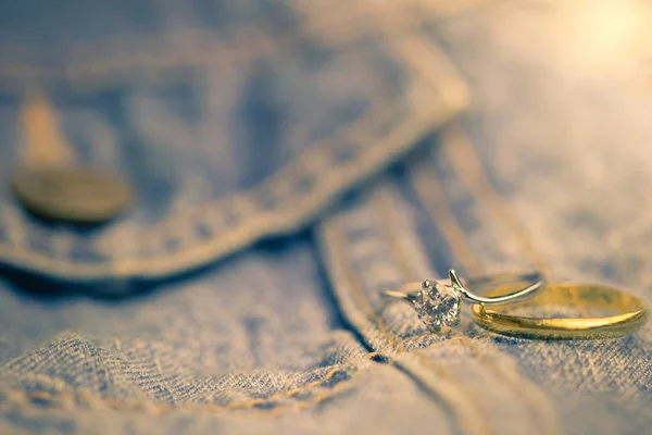 Поддельное Бриллиантовое Кольцо Золотое Кольцо Надетые Жана Джекета Понятие Любви — стоковое фото