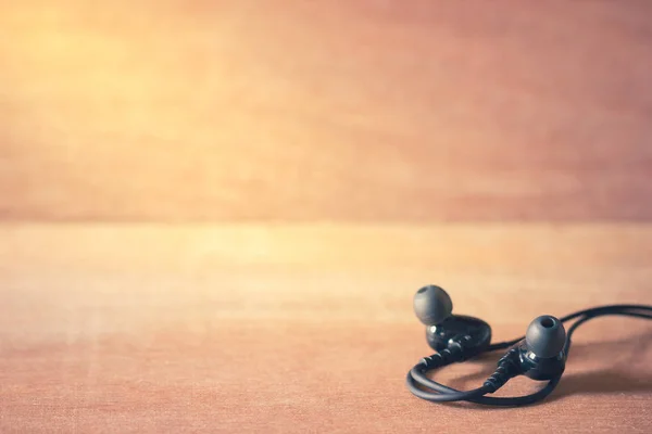 Primer Plano Negro Auriculares Del Monitor Oído Sobre Fondo Madera —  Fotos de Stock