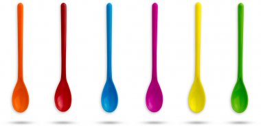 Kırpma yolu ayrı tut moduyla beyaz zemin üzerine multicolour plastik kaşık seti.