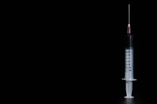 在黑暗背景下注射注射器的假血健康和药物滥用概念 — 图库照片