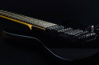 Karanlıkta siyah elektro gitar.