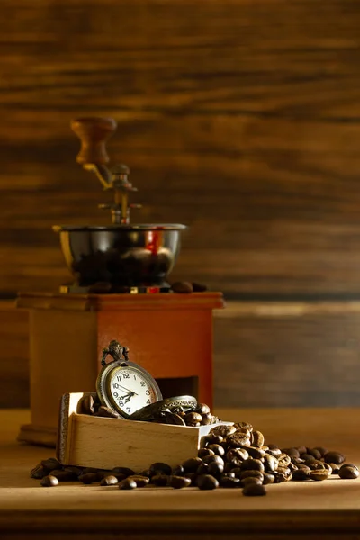Кавові зерна та кишенькові годинники. Ручна шліфувальна машина на столі вранці . — стокове фото