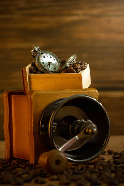 Καφές και ρολόι τσέπης. Χειροκίνητος μύλος στο τραπέζι το πρωί — Φωτογραφία Αρχείου