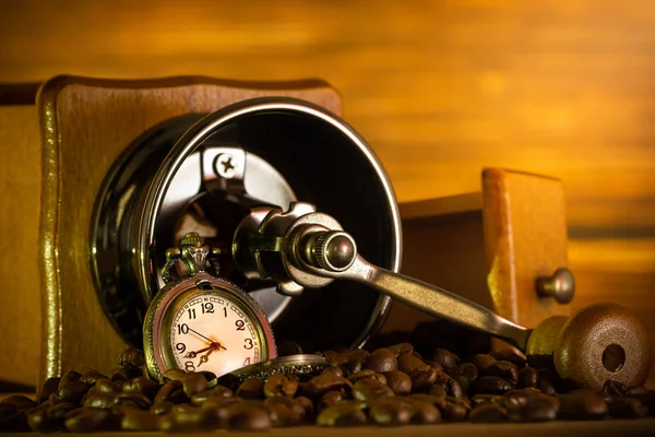 Grão de café e relógio de bolso . — Fotografia de Stock