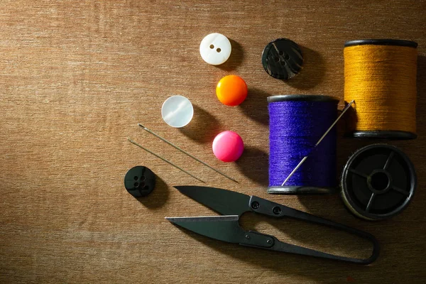 Needle and threads and plastic button. — Stock Photo, Image