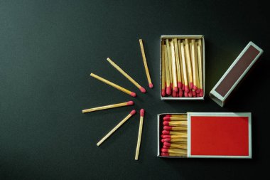 Kutu siyah arka plan üzerinde kırmızı kağıt kutu sopa maçlar.